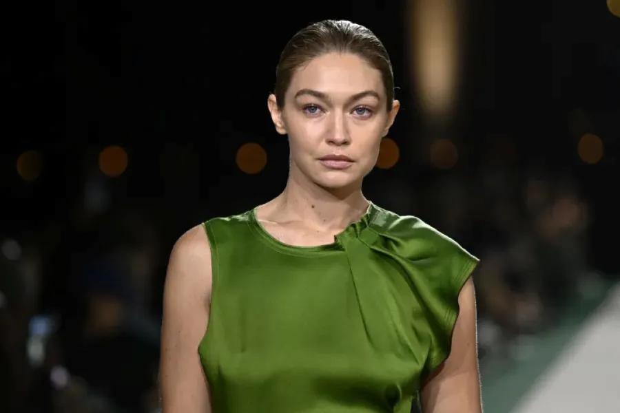 جيجي حديد تعرض تصميماً من توقيع فيكتوريا بيكهام في باريس (Gigi Hadid presents a creation by Victoria Beckham in Paris). مصدر الصورة: JULIEN DE ROSA / AFP