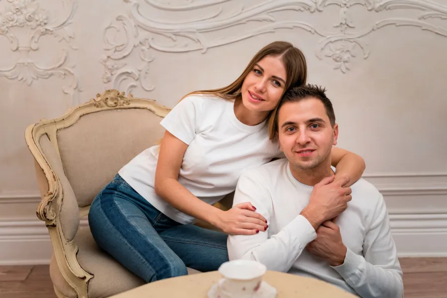 زوجة تضع رأسها على رأس زوجها وهو يمسك بيدها   