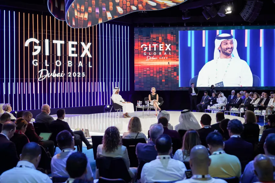 عبدالله بن طوق المري، وزير الاقتصاد والسياحة في دولة الإمارات يفتتح النقاشات المحورية على المنصة الرئيسية . الصورة من العلاقات العامة