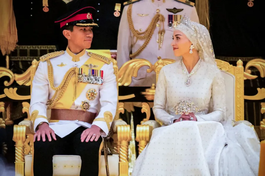 الأمير عبد المتين وأنيشا روزناه في إستانا نور الإيمان في عاصمة بروناي بندر سيري بيغاوان (Prince Abdul Mateen and Anisha Rosnah at Istana Nurul Iman in Brunei's capital Bandar Seri Begawan). مصدر الصورة: IQBAL DATO HJ SELAMAT / AFP