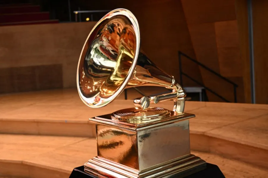 شعار غرامي (Grammy logo). مصدر الصورة: GABRIEL BOUYS / AFP