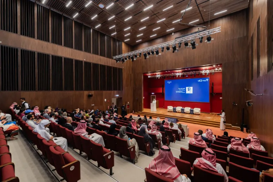 المنتدى منصةً يجتمع فيها نخبة من الخبراء الثقافيين، والقيمين على الفنون، والأكاديميين، والفنانين من مختلف دول العالم