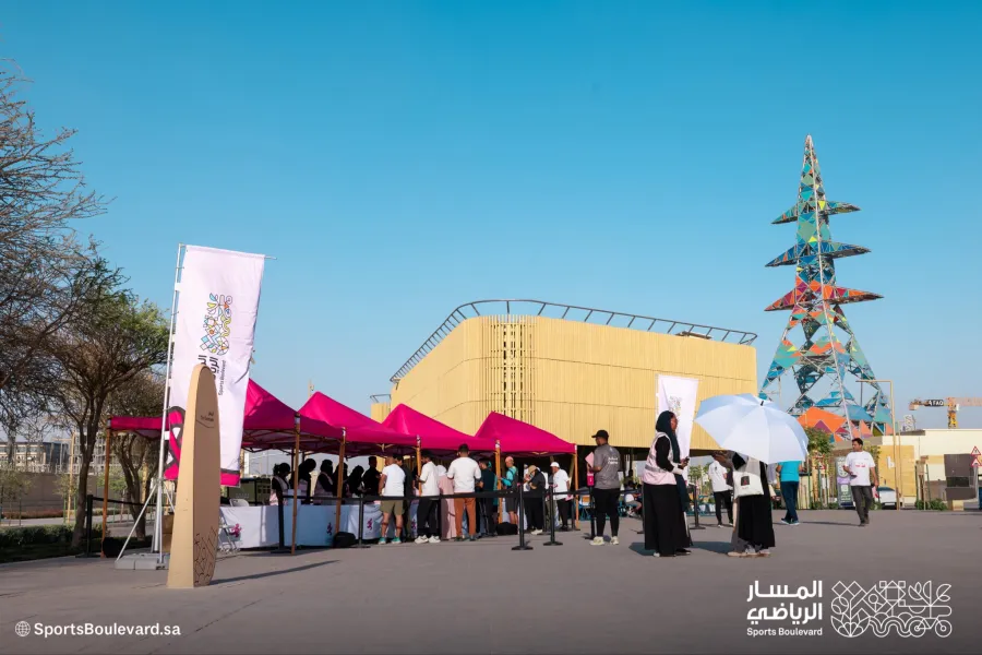 مسيرة للتوعية بسرطان الثدي بالرياض في المسار الرياضي. الصورة من الحساب الرسمي للمسار الرياضي على منصة x