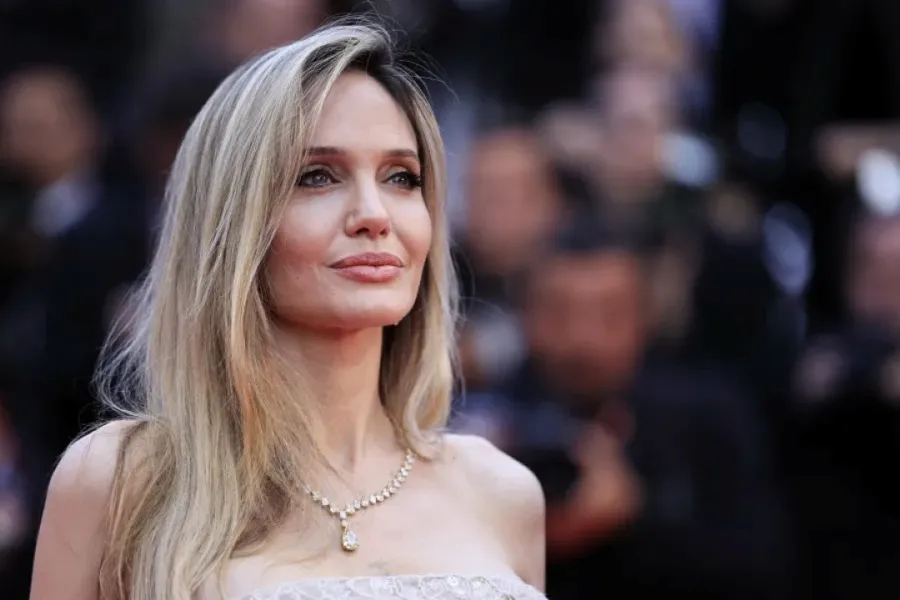 أنجلينا جولي في الدورة الـ78 من مهرجان كان السينمائي في كان، جنوب فرنسا (Angelina Jolie at the 78th edition of the Cannes Film Festival in Cannes, southern France). مصدر الصورة: Valery HACHE / AFP