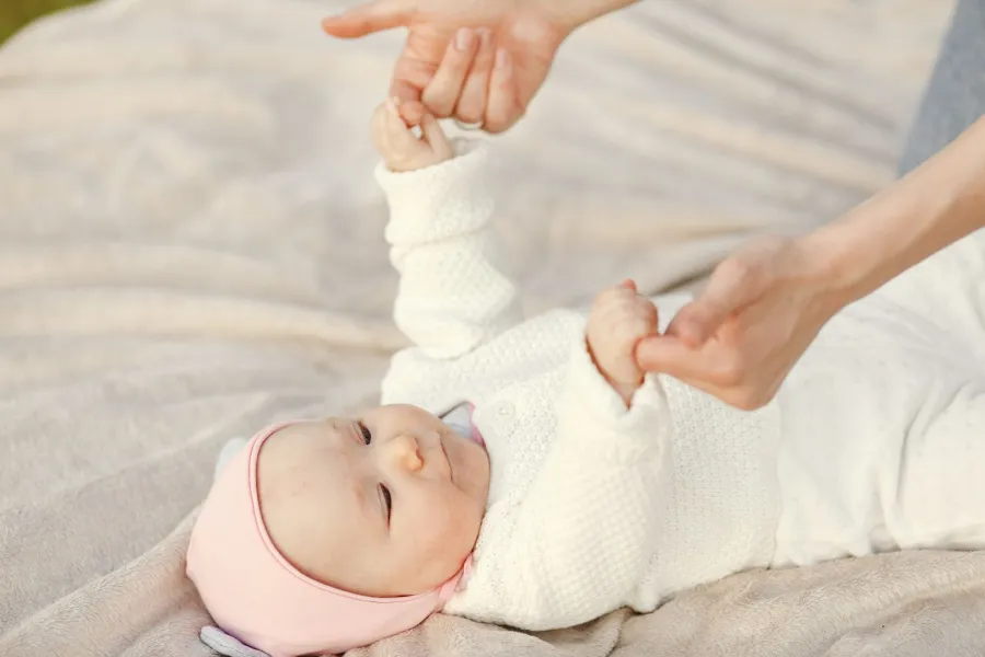 صورة لأم تمرن مولودها