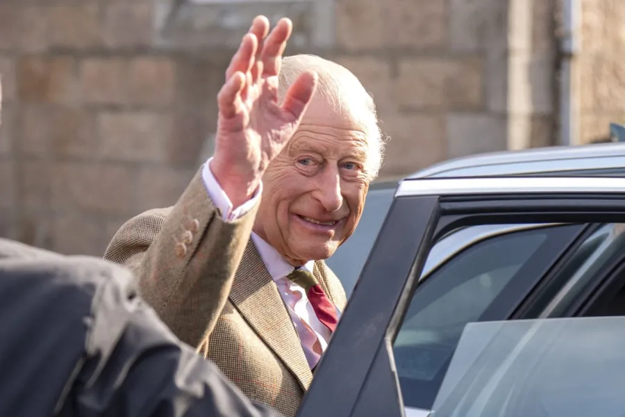 الملك تشارلز الثالث في بالاتير، أبردينشاير، شمال شرق اسكتلندا (King Charles III in Ballater, Aberdeenshire, northeast Scotland). مصدر الصورة: Jane Barlow / POOL / AFP