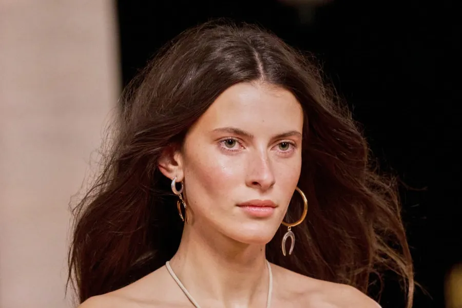 من عرض إيزابيل مارنت Isabel Marant - الصورة من Launchmetrics/Spotlight© تجربتي مع التوم للشعر