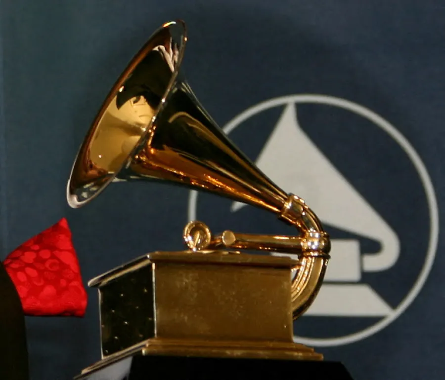 شعار غرامي (Grammy logo). مصدر الصورة: GABRIEL BOUYS / AFP
