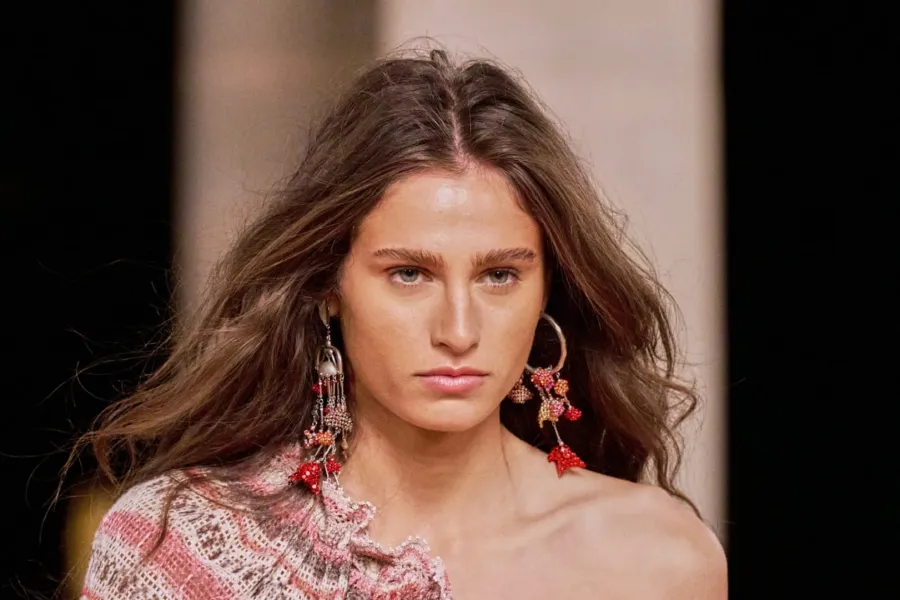 من عرض إيزابيل مارنت Isabel Marant - الصورة من Launchmetrics/Spotlight© ما هي فوائد الضوء الأحمر للشعر؟