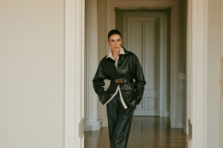 بدلة من فكتوريا بيكهام Victoria Beckham لدى أوناسOunass - الصورة من العلاقات العامة بدلة من فكتوريا بيكهام Victoria Beckham لدى أوناسOunass - الصورة من العلاقات العامة