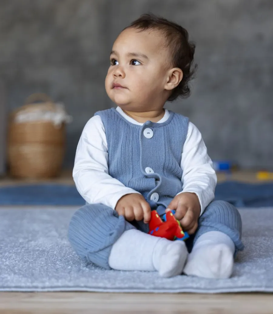 تابعي علامات نمو طفلك الطبيعية صورة لطفل يبدو عليه النمو الطبيعي