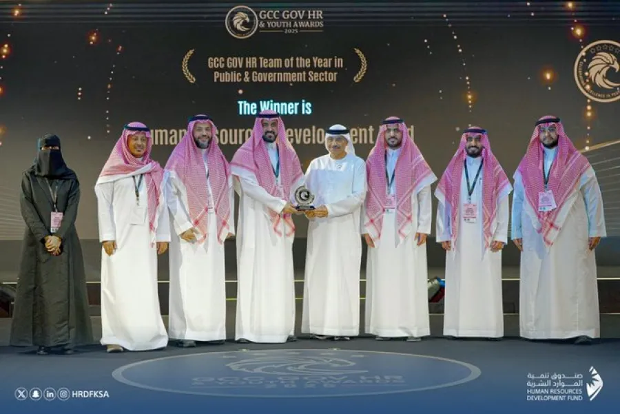 تسلم ممثل صندوق تنمية الموارد البشرية جائزة أفضل فريق للموارد البشرية 2025 (الصورة من حساب الصندوق في إكس) صندوق تنمية الموارد البشرية