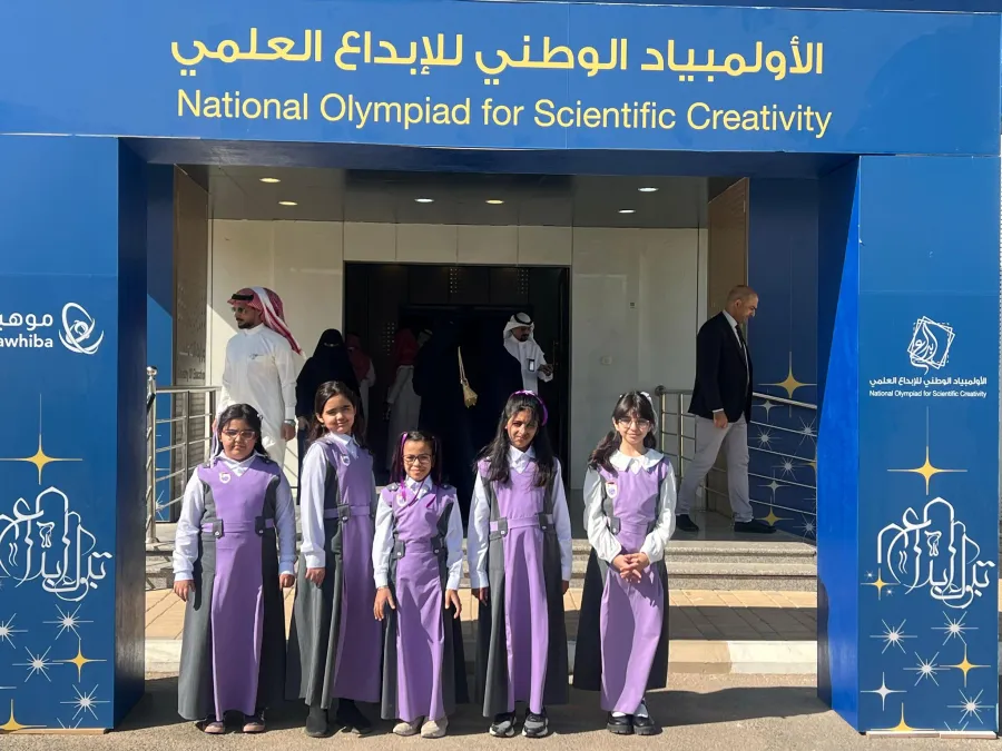 طالبات مشاركات في معرض الأولمبياد الوطني للإبداع العلمي (الصورة من واس) معرض الأولمبياد الوطني للإبداع العلمي