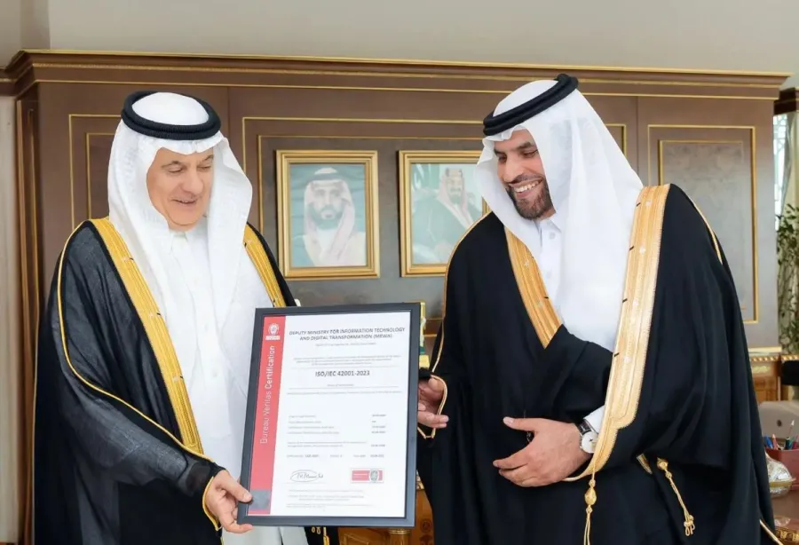 جانب من تسليم شهادة اعتماد الآيزو لوزارة البيئة السعودية - الصورة من حساب وزارة البيئة الإلكتروني شهادة الآيزو