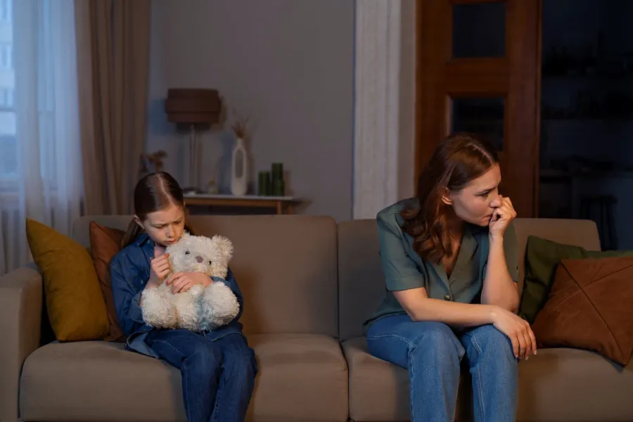 ابتعدي عن تصرفات مؤذية لشخصية طفلك صورة تعبر عن أم مؤذية