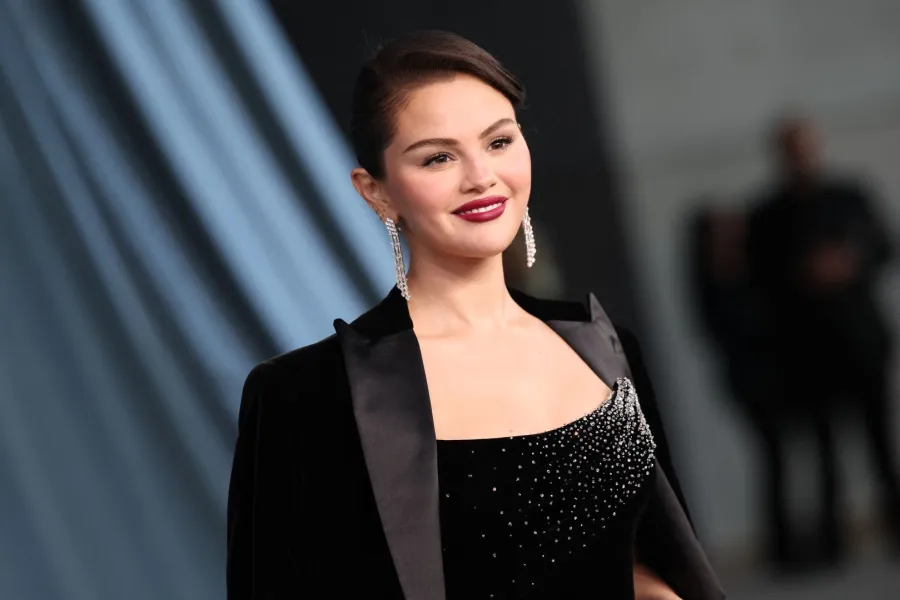 سيلينا غوميز Selena Gomez(مصدر الصورة: VALERIE MACON / AFP) لون أحمر الشفاه الذي يناسب الشعر الداكن
