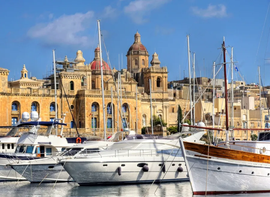 الميناء الكبير في مدينة فاليتا عاصمة مالطا مع اليخوت التي ترسو أمام المباني القديمة الميناء الكبير في مدينة فاليتا عاصمة مالطا