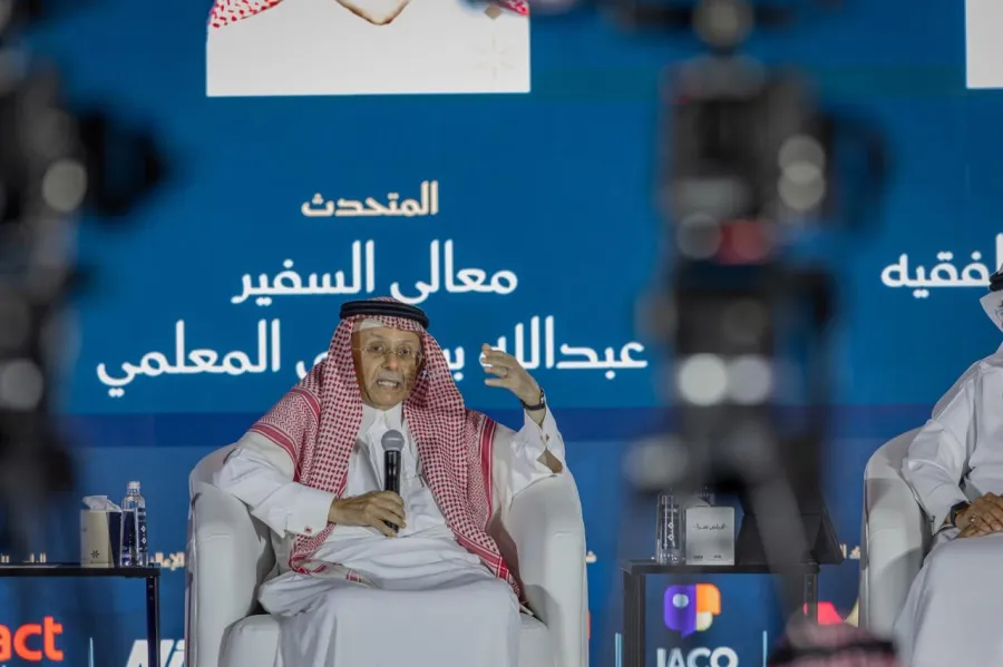السفير عبدالله بن يحيى المعلمي، المندوب الدائم السابق للمملكة العربية السعودية لدى الأمم المتحدة خلال مشاركته بمعرض الرياض الدولي للكتاب