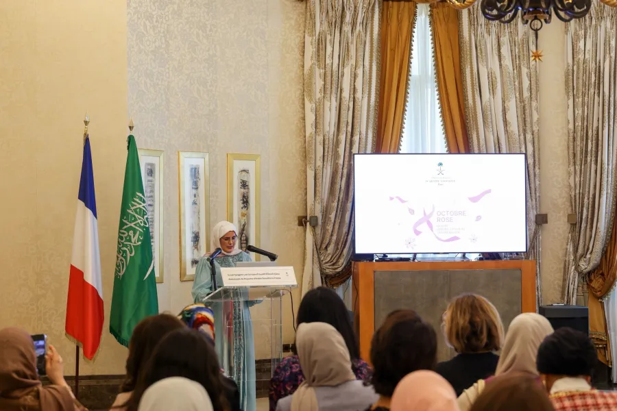 حرم سفير خادم الحرمين الشريفين لدى جمهورية فرنسا فاطمة الرويلي خلال إلقاء كلمتها في الندوة  حرم سفير خادم الحرمين الشريفين لدى جمهورية فرنسا فاطمة الرويلي خلال إلقاء كلمتها في الندوة