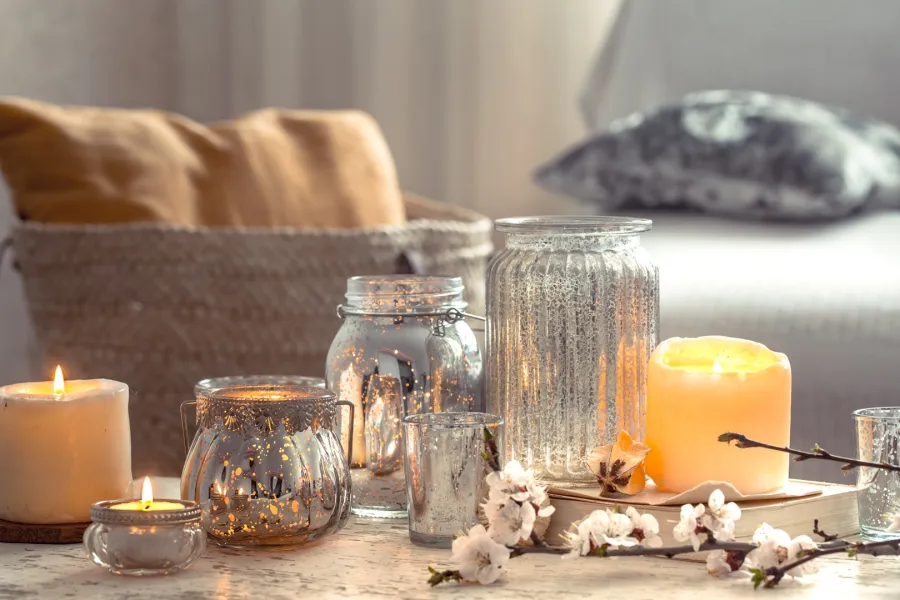 غرفة معيشة مودرن مع شموع معطرة