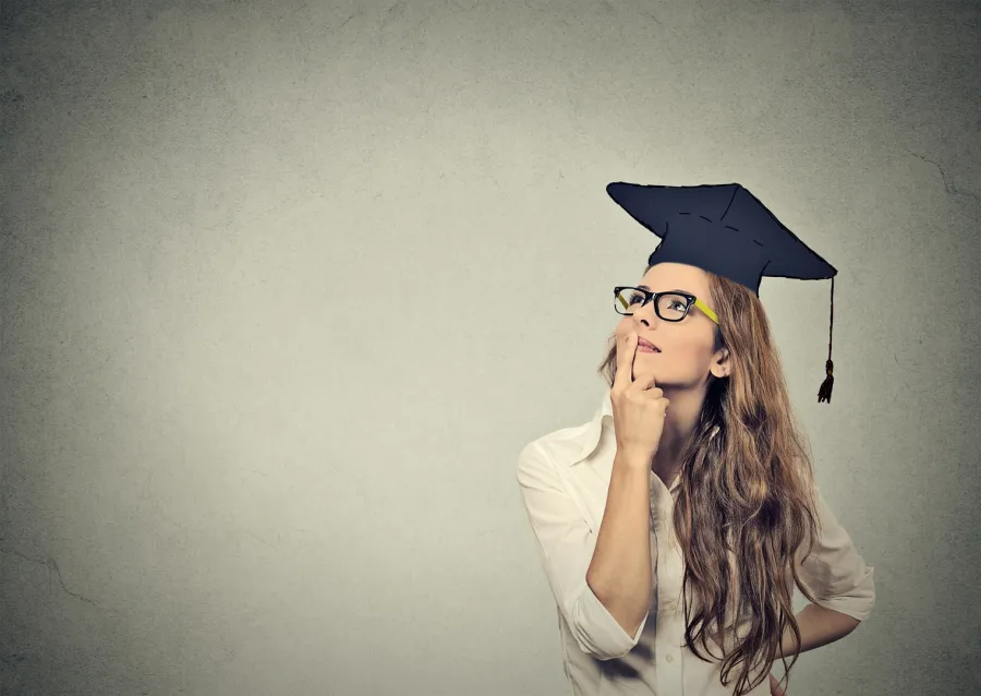 فتاة تخرجت من الجامعة تفكر في مستقبلها 