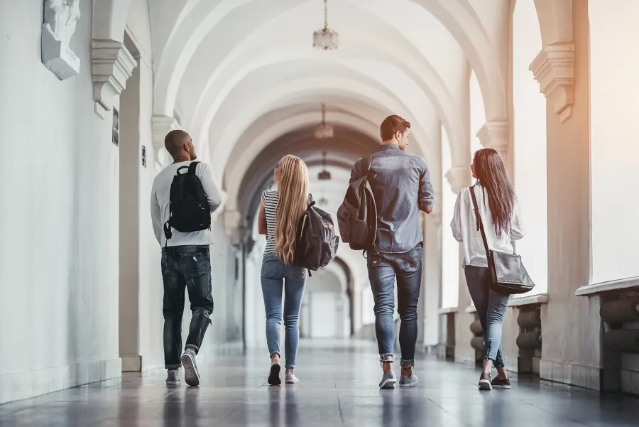 بناء علاقات ناجحة مع الزملاء في الجامعة