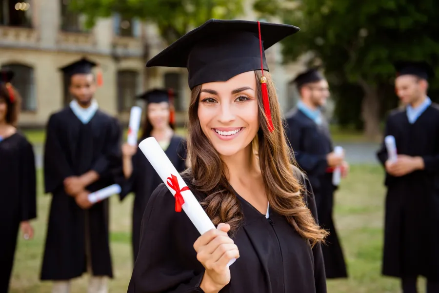 العمل أم الدراسة العليا بعد الجامعة