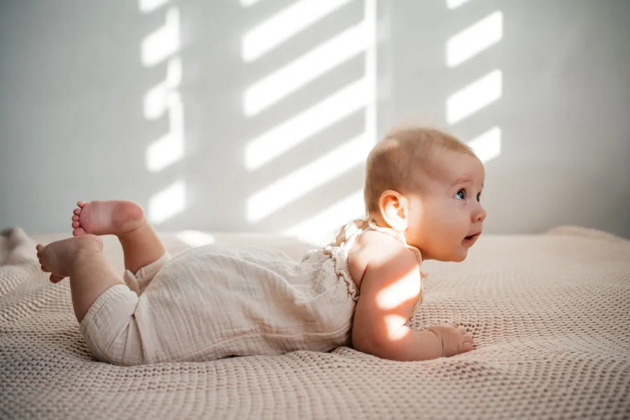 حمامات الشمس للأطفال الرضع  صورة رضيع