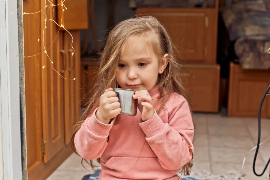 صورة لطفلة تشرب مشروباً منزلياً مهديئاً للسعال صورة لطفلة تشرب مشروباً منزلياً مهديئاً للسعال