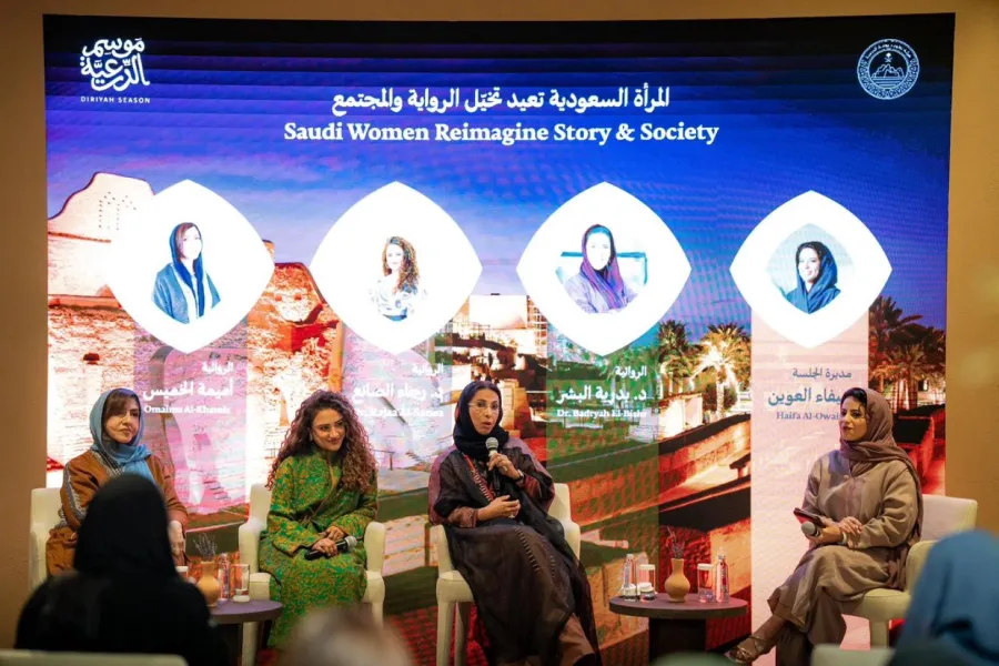 من اليمين مديرة الجلسة هيفاء العوين والدكتورة بدرية البشرية والدكتورة رجاء الصانع وأميمة الخميس 