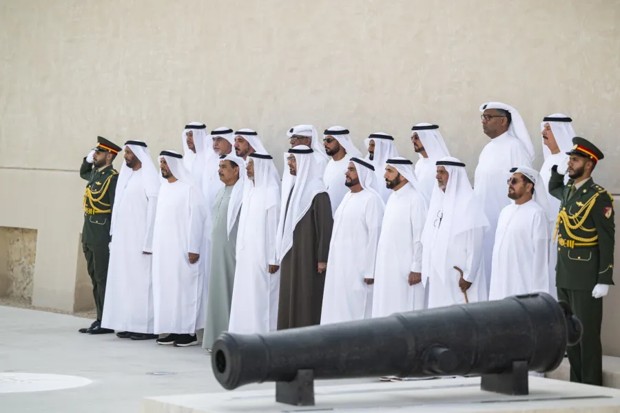 الشيخ محمد بن زايد آل نهيان خلال تحية علم الدولة في قصر الحصن. الصورة من وكالة الأنباء الإماراتية "وام"