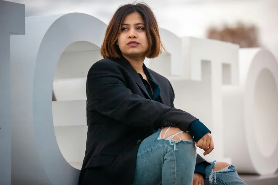 حلم ارتداء ملابس مقطعة - الصورة تعبيرية