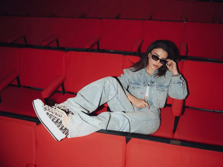 ماغي بوغصن بالسروال الجينز المرصع بالأحجار اللامعة -الصورة من حسابها على إنستغرام