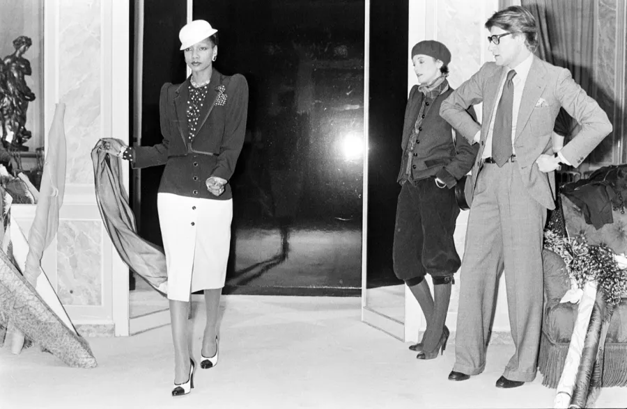 ناعومي كامبل Naomi Campbell في عرض إيف سان لوران خريف 1987 Yves Saint Laurent، في باريس (مصدر الصورة: Pierre Vauthey/ Sygma/Sygma via Getty Images)