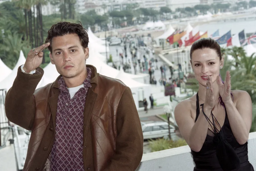 جوني ديب Johnny Depp وليزا ماريا Lisa Marie بطلا فيلم "Ed Wood" في مهرجان كان السينمائي عام 1995. مصدر الصورة Gerard FOUET / AFP