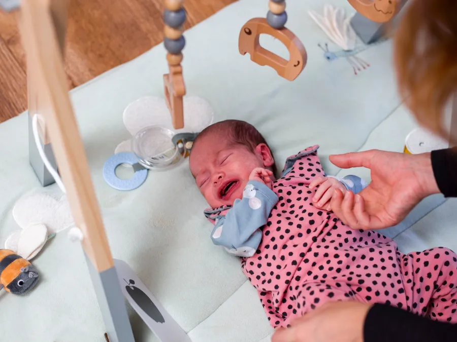 صورة لطفل رضيع يبكي