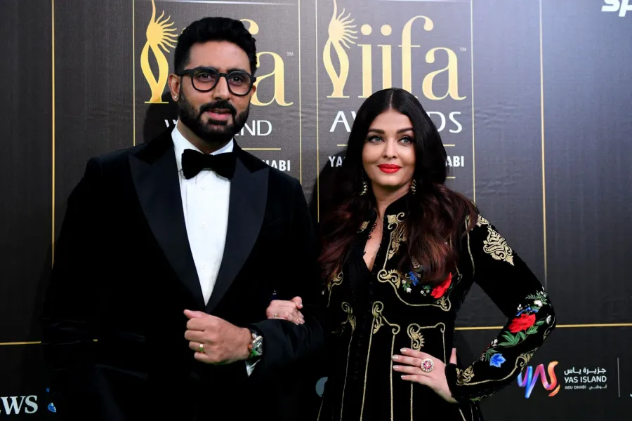 أبهيشيك باتشان مع زوجته آيشواريا راي باتشان Abhishek Bachchan with wife Aishwarya Rai Bachchan في حفل جوائز الأكاديمية الدولية للأفلام الهندية 2022. مصدر الصورة: Ryan LIM / AFP أبهيشيك باتشان مع زوجته آيشواريا راي باتشان Abhishek Bachchan with wife Aishwarya Rai Bachchan في حفل جوائز الأكاديمية الدولية للأفلام الهندية 2022. مصدر الصورة: Ryan LIM / AFP