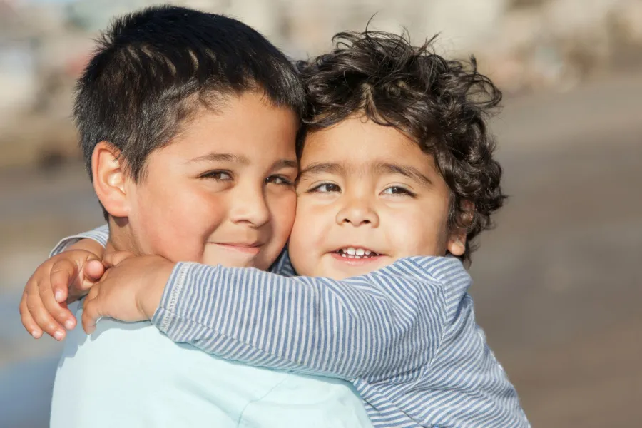صورة طفلين يتعانقان