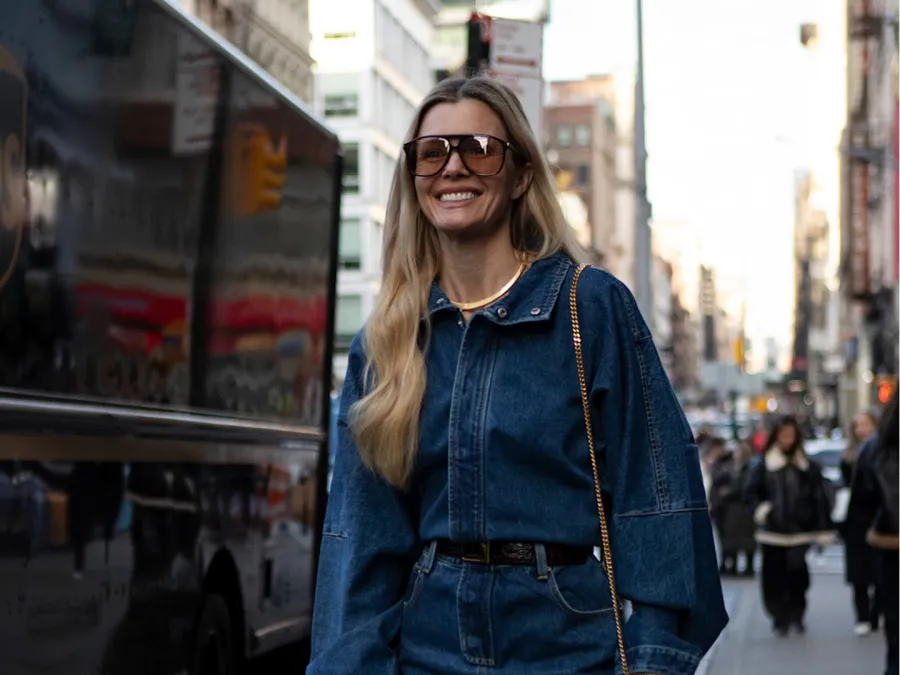 القميص الدنيم مع تنورة من الخامة نفسها - الصورة من Launchmetrics/Spotlight ©