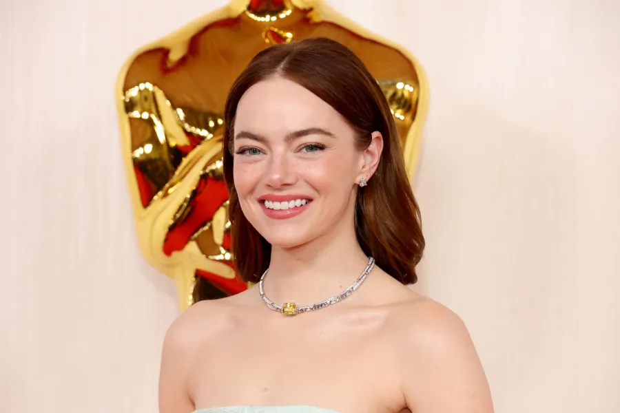 إيما ستون ترتدي عقداً مرصعاً بالألماس 