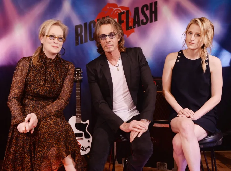 ميريل ستريب وابنتها في نيويورك - Meryl Streep, Rick Springfield, and Mamie Gummer in New York City- مصدر الصورة Photo by Stephen Lovekin / GETTY IMAGES NORTH AMERICA / Getty Images via AFP
