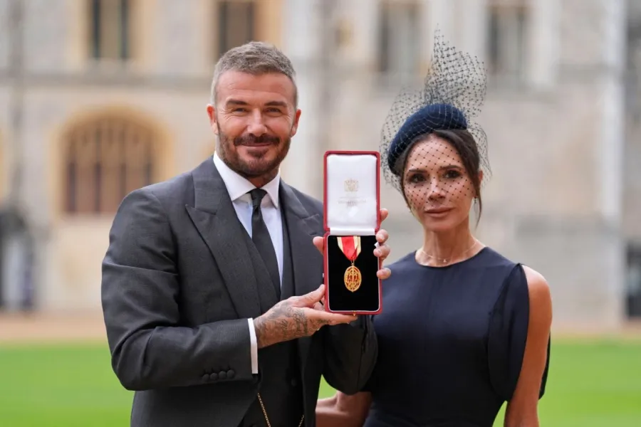 ديفيد بيكهام بجانب زوجته فيكتوريا بيكهام في قلعة وندسور (David Beckham next to his wife Victoria Beckham at Windsor Castle). مصدر الصورة: Andrew Matthews / POOL / AFP