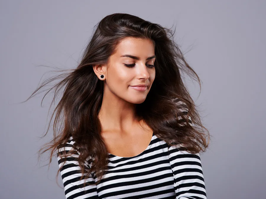 العناية بالشعر من الداخل لتعزيز اللمعان والقوة  Image by gpointstudio on Freepik