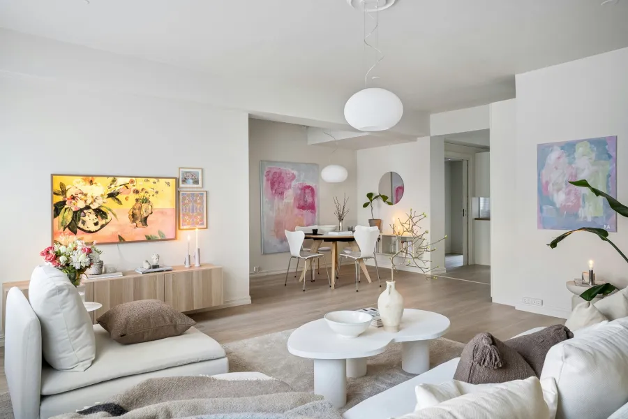 غرفة معيشة مودرن مميزة بألوانها الفاتحة