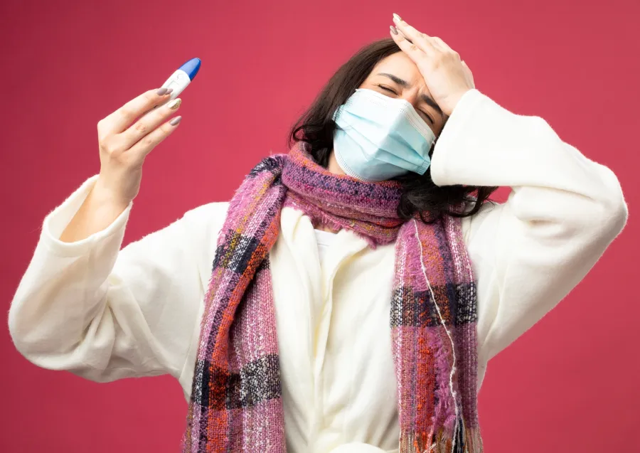 سيدة تعاني من أعراض الإنفلونزا الجديدة 2025 Image By Freepik