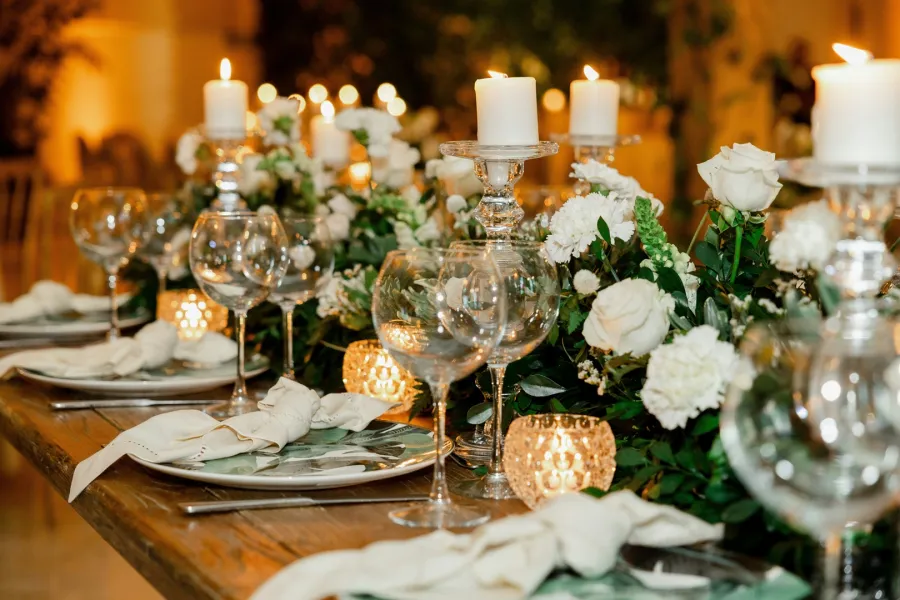 طاولات المدعوين إلى حفل الزفاف مزينة 