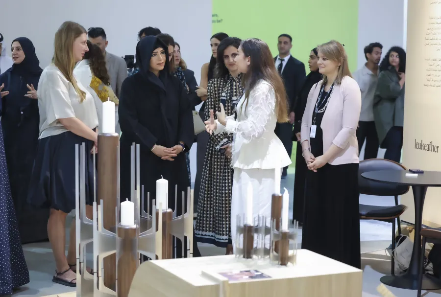 الشيخة لطيفة بنت محمد بن راشد آل مكتوم خلال تجولها في معرض داون تاون ديزاين. الصورة من مكتب دبي الإعلامي