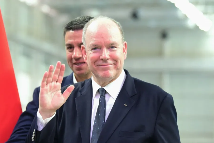 الأمير ألبرت الثاني أمير موناكو في مقر اللجنة الأولمبية الباراغوايانية في لوكي، باراغواي (Prince Albert II of Monaco at the Paraguayan Olympic Committee grounds in Luque, Paraguay). مصدر الصورة: DANIEL DUARTE / AFP