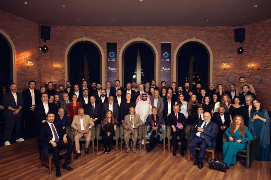 المستشار تركي آل الشيخ مع نجوم وصُنّاع الدراما السورية- الصورة من صفحته على فيس بوك