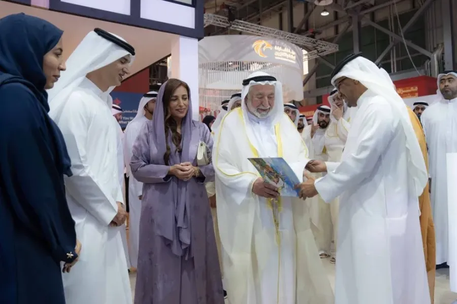 حاكم الشارقة والشيخة بدور القاسمي خلال جولتهما في معرض الشارقة للكتاب. الصورة من مكتب الشارقة الإعلامي